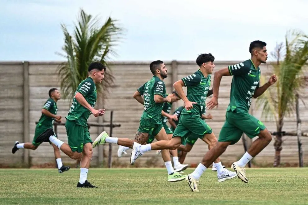 Jugadores de la Selección nacional durante el entrenamiento del domingo en Santa Cruz. Foto: La Verde - FBF