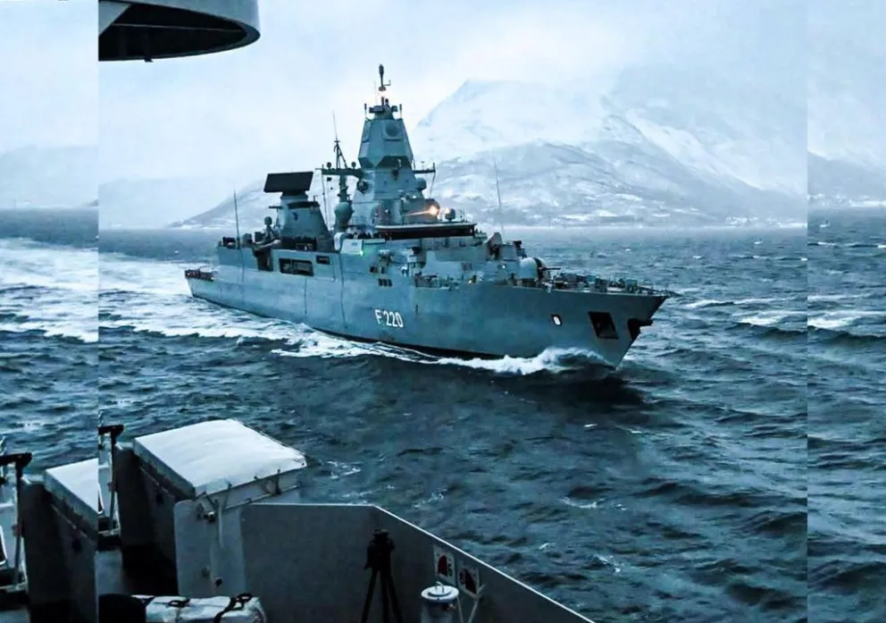 Dos embarcaciones de las fuerzas navales de la OTAN durante unas maniobras para asegurar la operatividad en las duras condiciones del extremo norte en el Ártico. Foto: EFE 