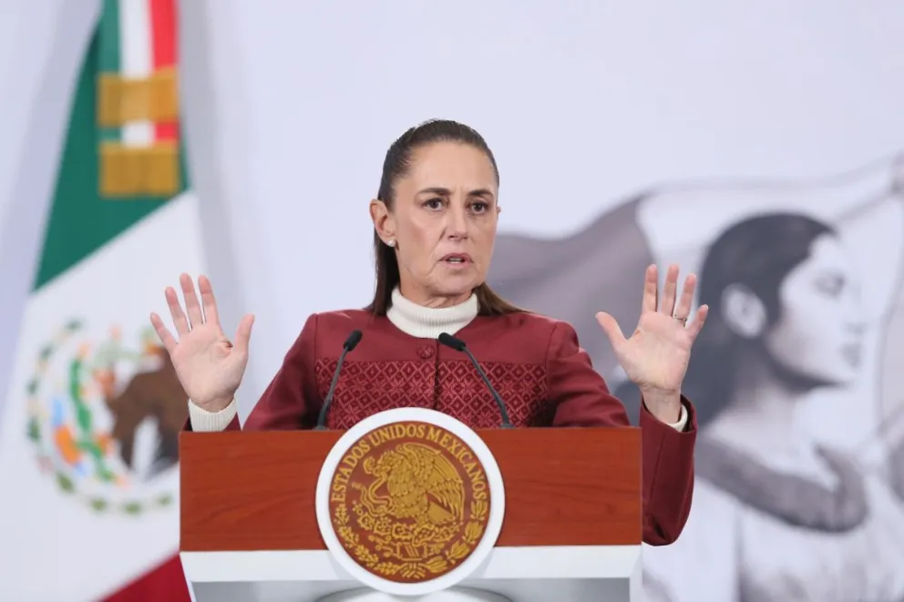 La presidenta de México, Claudia Sheinbaum, habla durante una rueda de prensa este lunes, en Palacio Nacional de la Ciudad de México (México). Foto: EFE