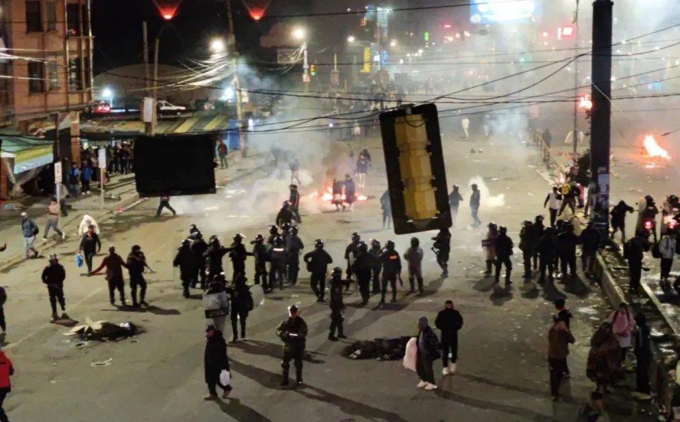 La noche del domingo algunos grupos que rechazaron el compromiso entre el Gobierno, la cob y campesinos,  amedrentaron a transeúntes y a choferes que se encontraban en la zona de Río Seco. / Foto: APG.