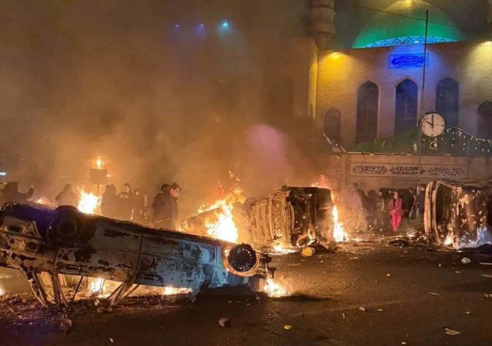 Las violentas protestas en Irán, este lunes. Foto: @AlertaMundoNews