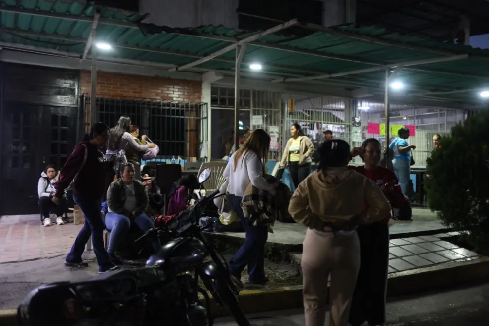 Familiares de presos políticos cerca a la cárcel El Rodeo I este lunes, en Caracas. Foto: EFE