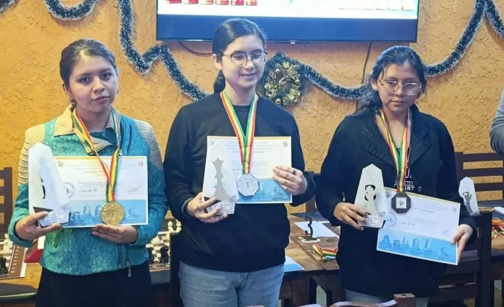 El podio femenino en el torneo. Foto: Federación Boliviana de Ajedrez.