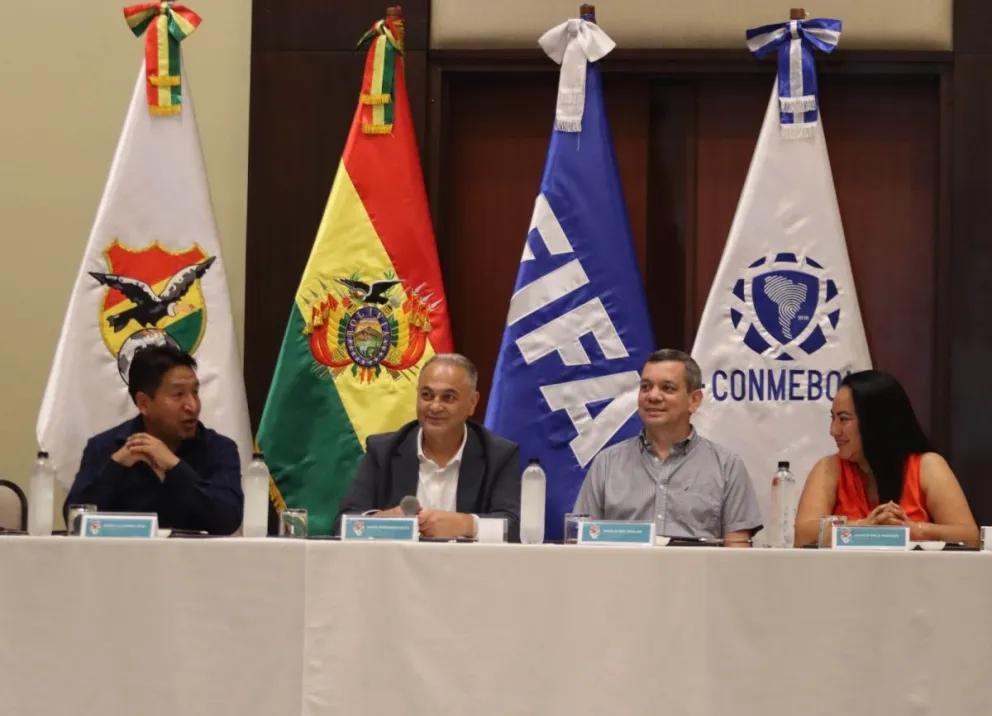 Costa (centro), encabeza el Consejo Superior que hubo en Santa Cruz. Foto: APG.