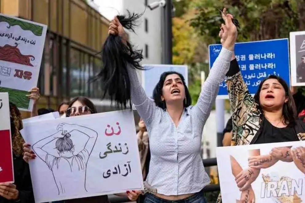 Mujeres iraníes duranta las protestas para poner fin al régimen. Foto: @Frankzm
