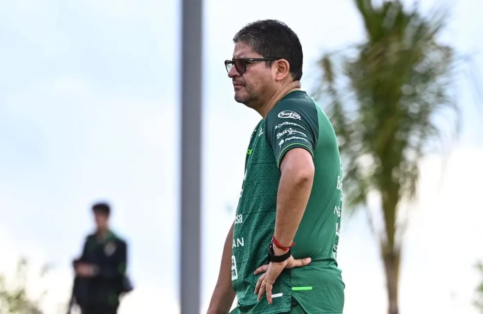 Óscar Villegas, director técnico de la Selección nacional, durante una práctica en Santa Cruz. Foto: FBF