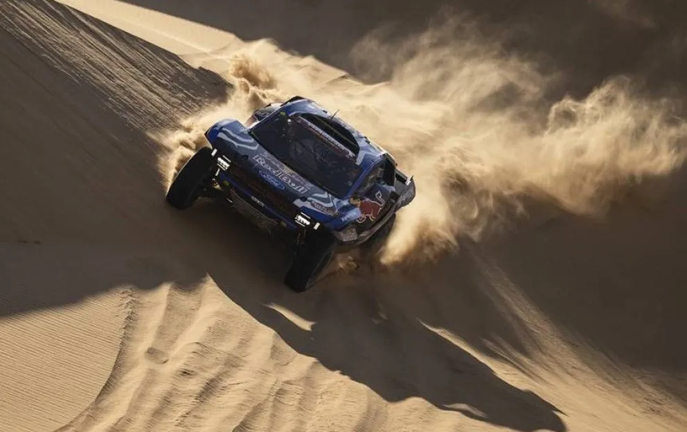 El piloto español Nani Roma y su copiloto Haro Bravo a bordo de su Ford-M Sport durante la primera parte de la novena etapa: Foto: Rally Dakar