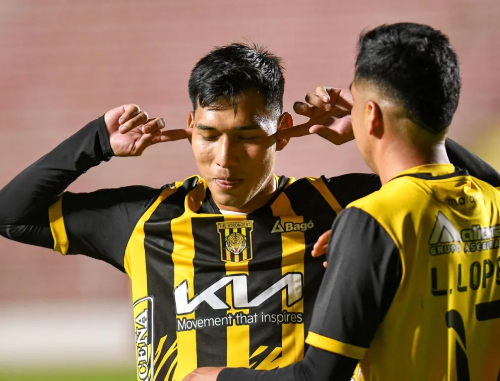 Fotografía de archivo de Jeyson Chura con la camiseta de The Strongest. Crédito: APG