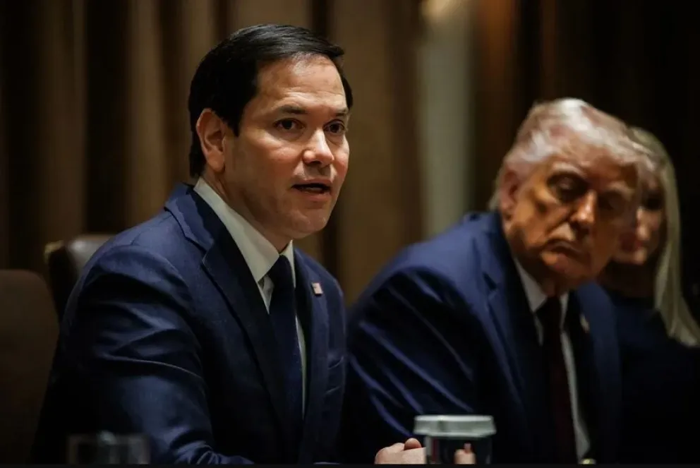 El secretario de Estado estadounidense, Marco Rubio, habla durante una reunión con Donald Trump. Foto: EFE