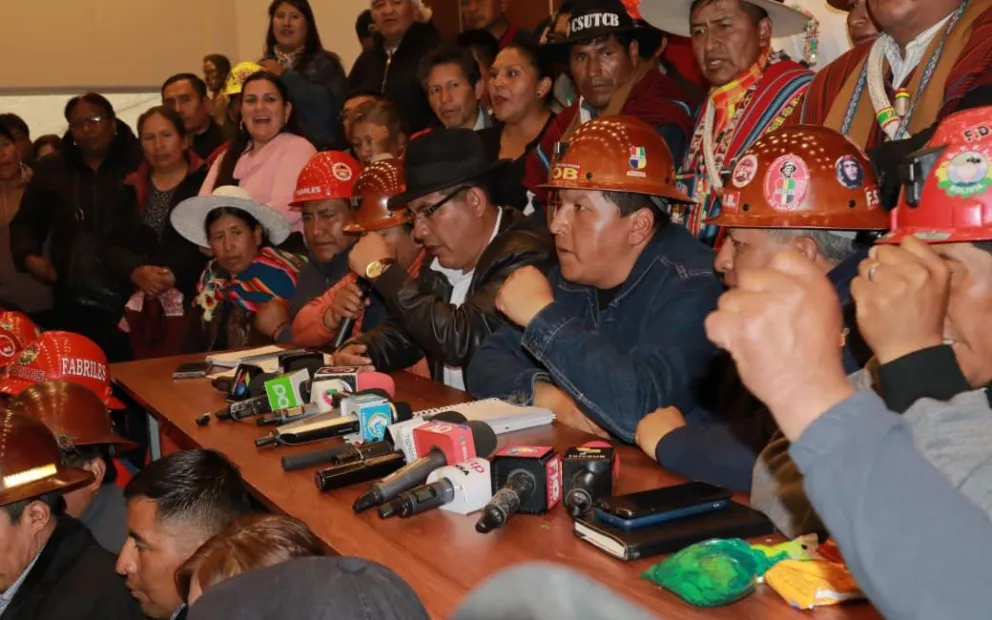 Junto a otros dirigentes, Mario Argollo, el máximo ejecutivo de la COB, ofrece este domingo una conferencia de prensa. Foto: APG