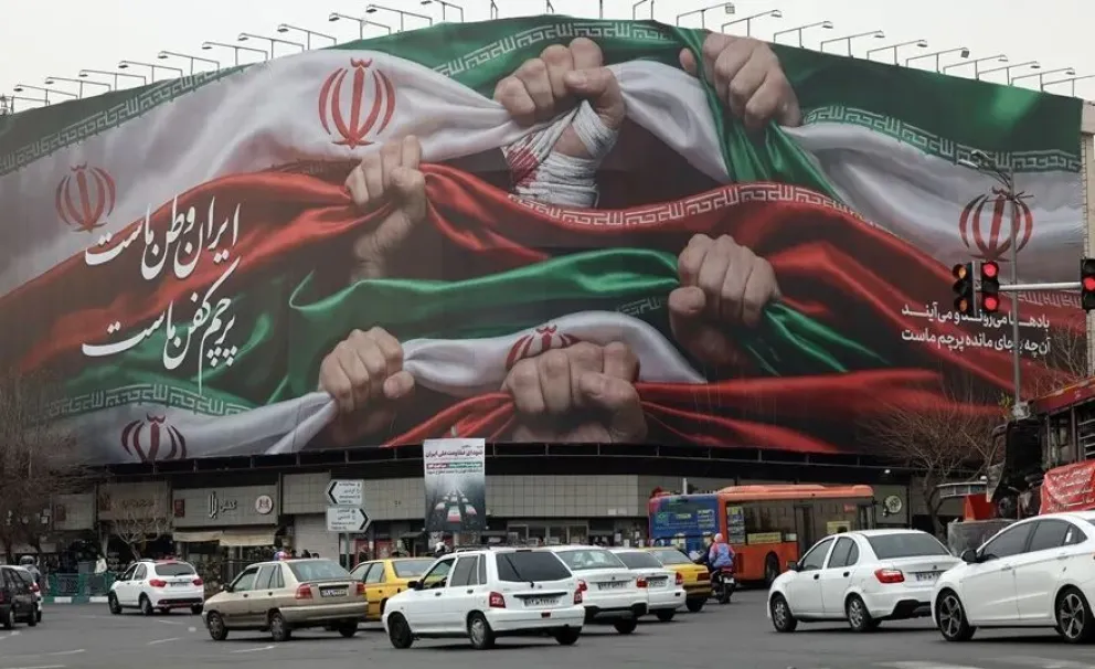 La plaza Enqelab de Teherán con un cartel que dice "Irán es nuestra patria". Foto: EFE