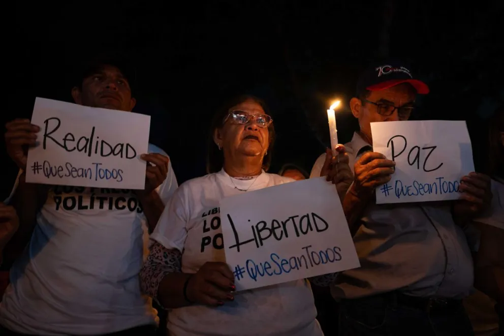 Una vigilia de los familiares de presos en el centro penitenciario El Rodeo I, estado de Miranda. Foto: EFE