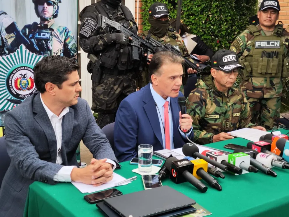 El zar antidrogas, Ernesto Justiniano (cen), durante una conferencia de prensa. Foto: Paulo Lizárraga A. / Visión 360