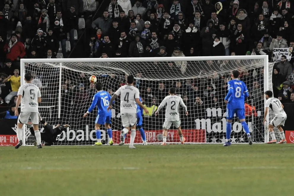 El guardameta del Real Madrid, Andriy Lunin, recibe el segundo gol. Foto: EFE.