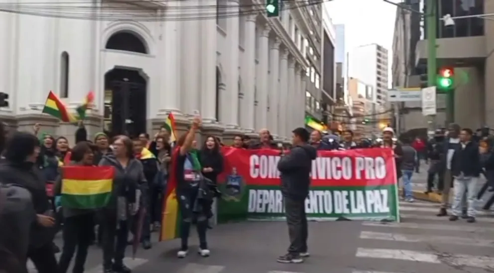 Las protestas llegaron hasta la Vicepresidencia del Estado. Foto: Captura de video