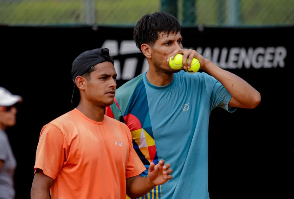 Zeballos (der.) habla con Aguilar en pleno partido. Foto: Prensa AAT.