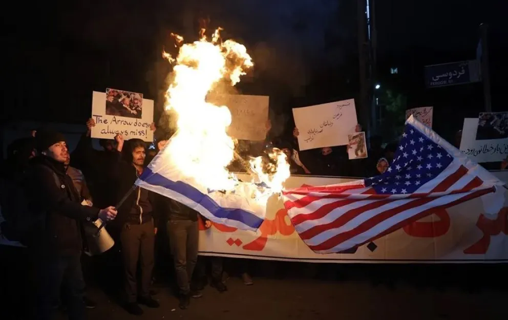 Estudiantes de Irán durante una protesta ayer en Teherán. Foto: EFE