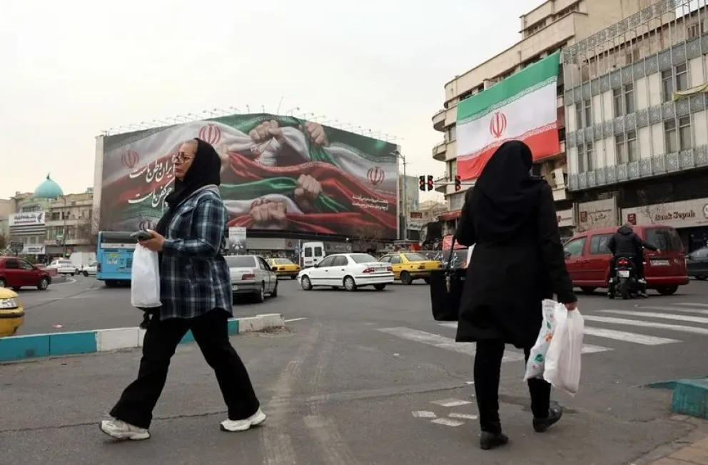 Personas caminan por una calle de Teherán, capital de Irán. Foto: EFE