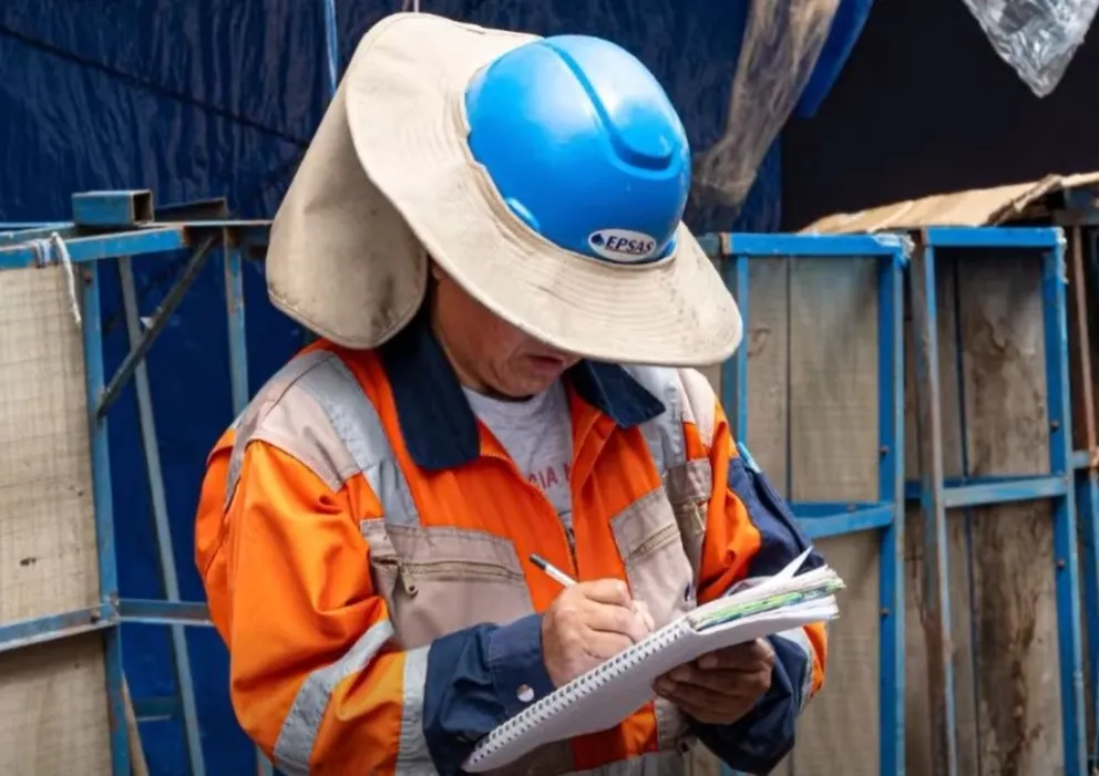Un funcionario de Epsas. Foto: Captura de video