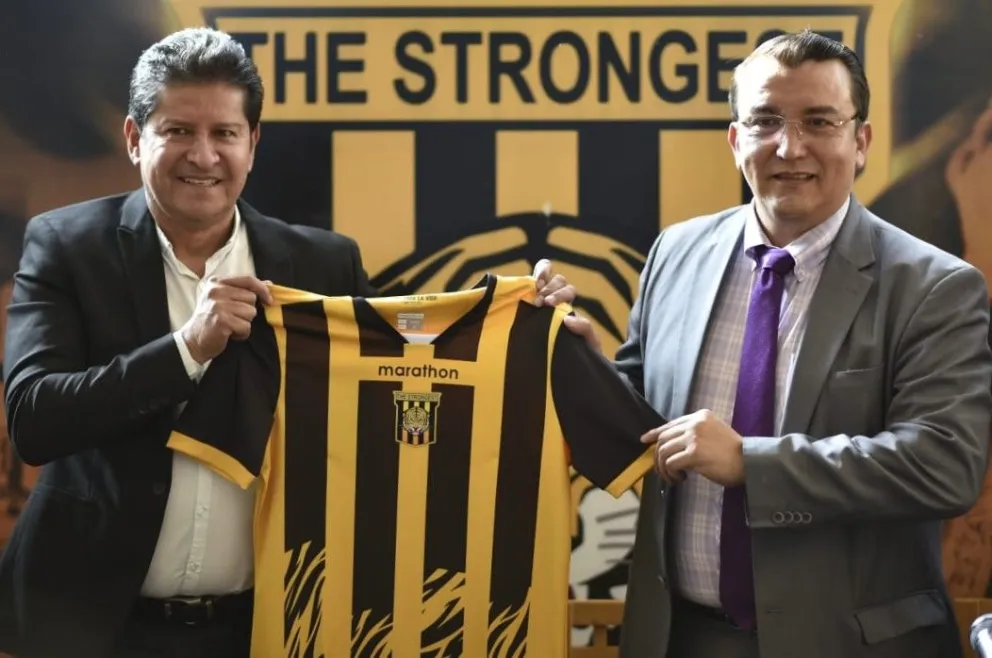 Eduardo Villegas (izq.), el DT del Tigre, junto al presidente Daniel Terrazas. Foto: Agencia Marka Registrada