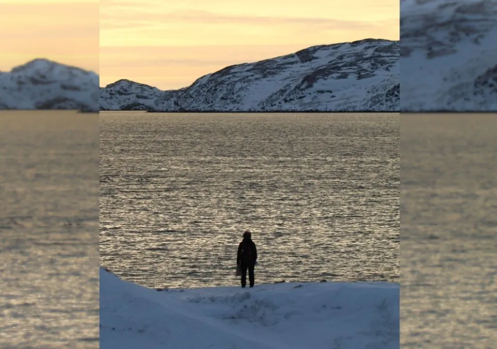 Una persona observa el mar el miércoles, en Nuuk (Groenlandia). Foto: EFE 