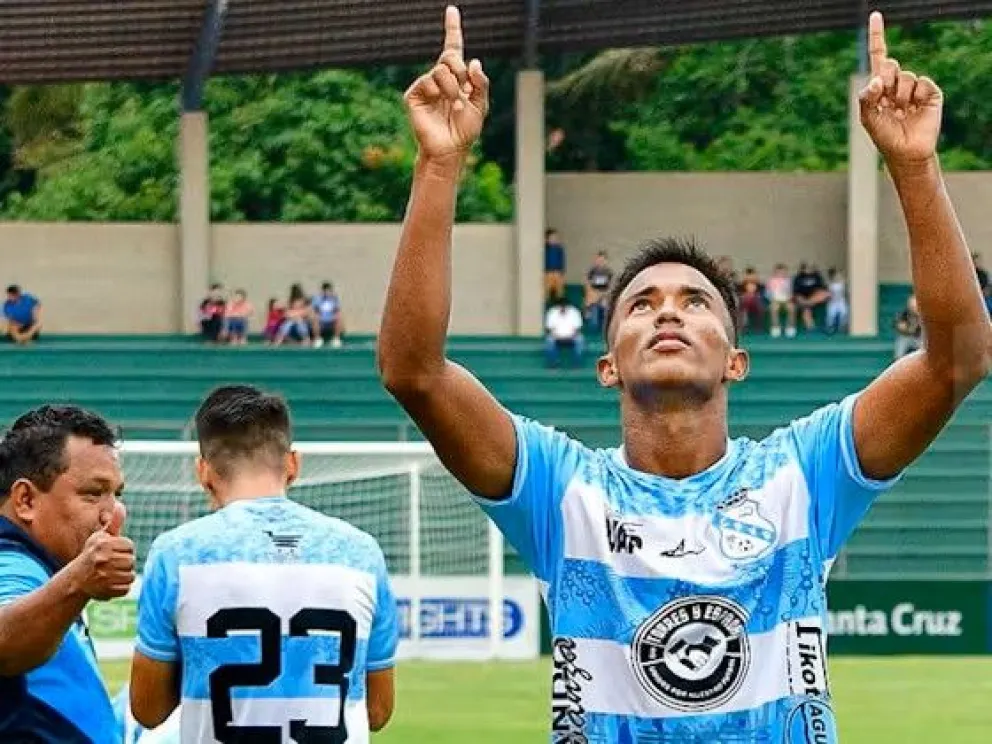 Darlison Rodrigues festeja un gol para Vaca Diez en la temporada 2024.
