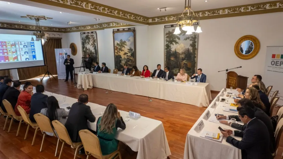 La reunión del TSE con las otras instituciones en Sucre. Foto: APG 