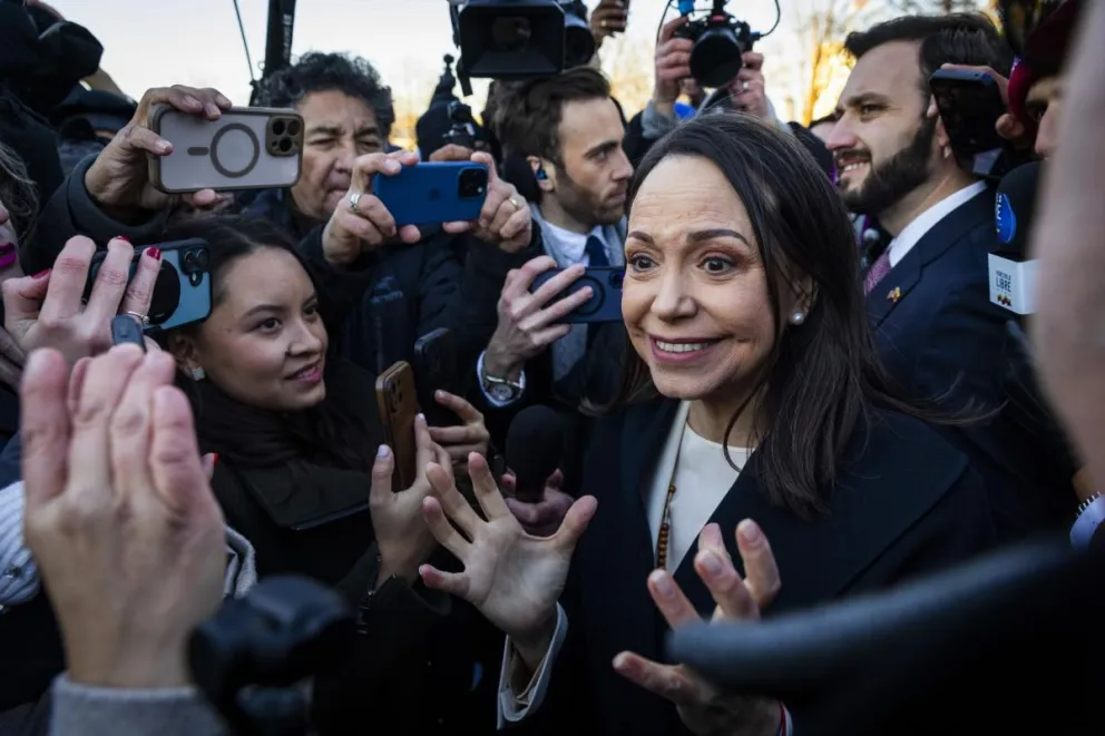 La líder opositora venezolana María Corina Machado habla con la prensa tras reunirse con el presidente de Estados Unidos, Donald Trump en Washington, D.C. Foto: EFE