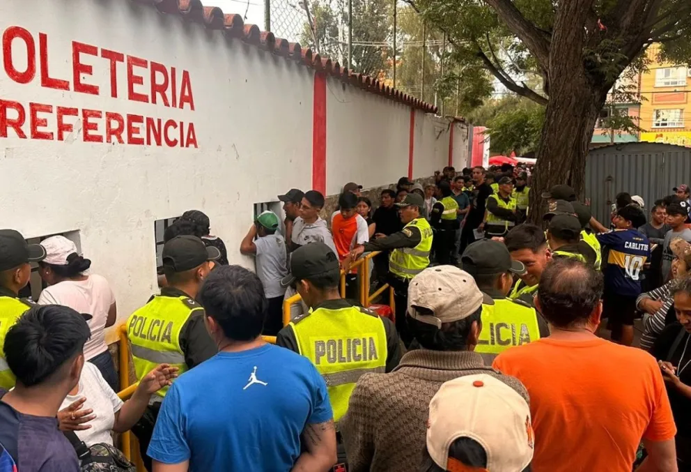 Varias personas compran sus entradas en el IV Centenario. Foto: El País.
