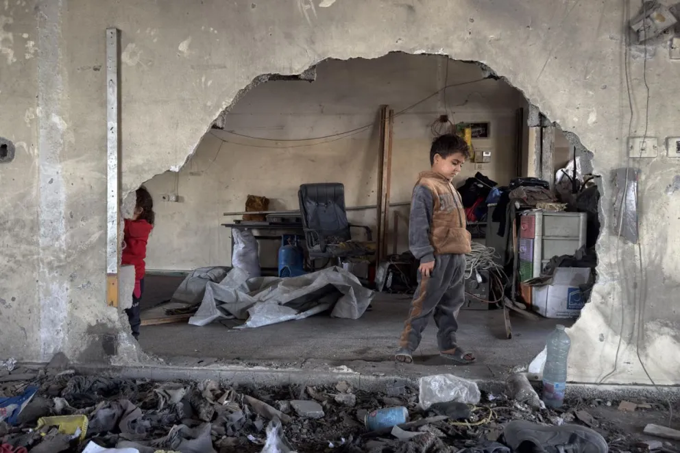 Un niño gazatí entre los escombros en el barrio de Zeitún, uno de los lugares atacados por Israel, en la ciudad de Gaza. Foto: EFE 