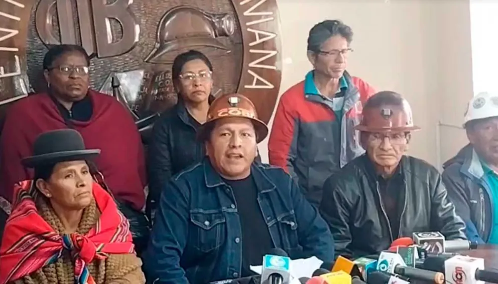 El secretario ejecutivo de la COB, Mario Argollo, en conferencia de prensa. Foto: Erbol