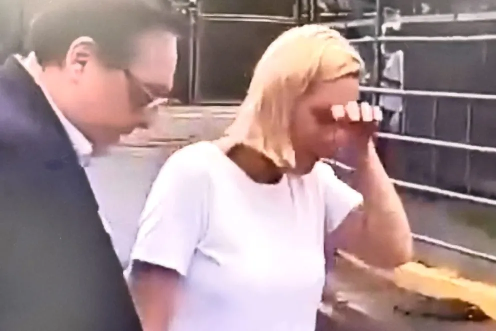 Captura de video tomada de redes sociales que muestra a la hija del líder opositor venezolano, Edmundo González Urrutia, llorando tras ver a su esposo, Rafael Tudares, este viernes en Zamora (Venezuela). Foto: EFE