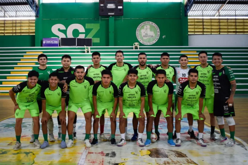 Los 16 preseleccionados previo a la práctica. Foto: Oscar Choqueticlla.