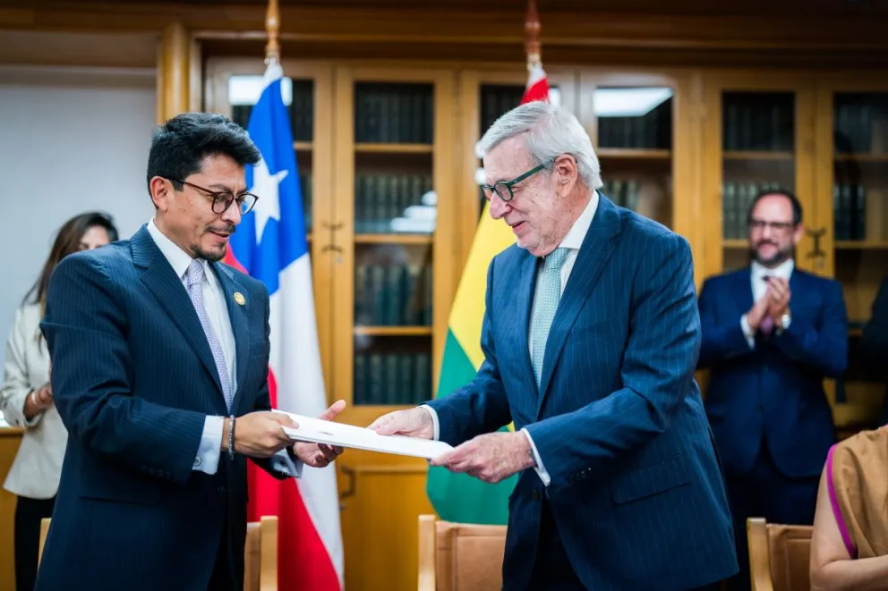 El canciller Fernando Aramayo, con su par chileno Alberto van Klaveren. Foto: @Minrel_Chile