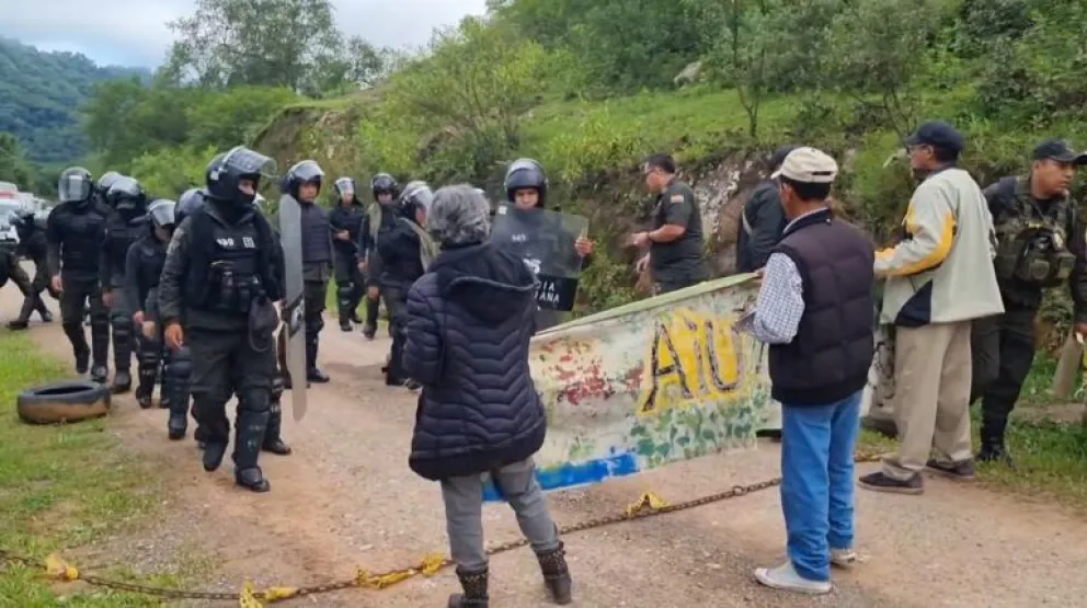 Un grupo de comunarios que resguarda el ingreso a Tariquía intenta evitar el paso de un contingente policial. Foto: captura de pantalla Provinciana TV