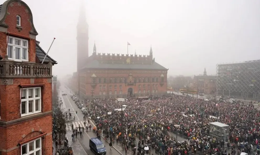 La protesta bajo el lema "Manos fuera de Groenlandia", en Copenhague, Dinamarca. Foto EFE