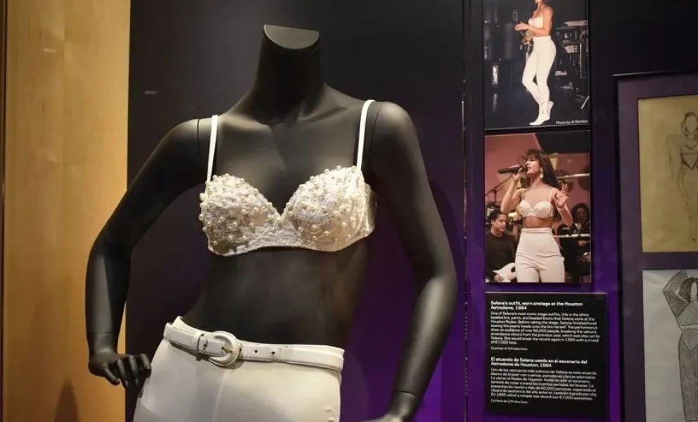Un vestido de Selena Quintanilla durante la muestra titulada "Selena From Texas to the World". Foto: EFE