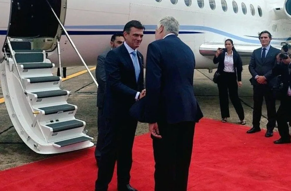 El presidente Paz, recibido este sábado en Asunción. Foto Vocería presidencial