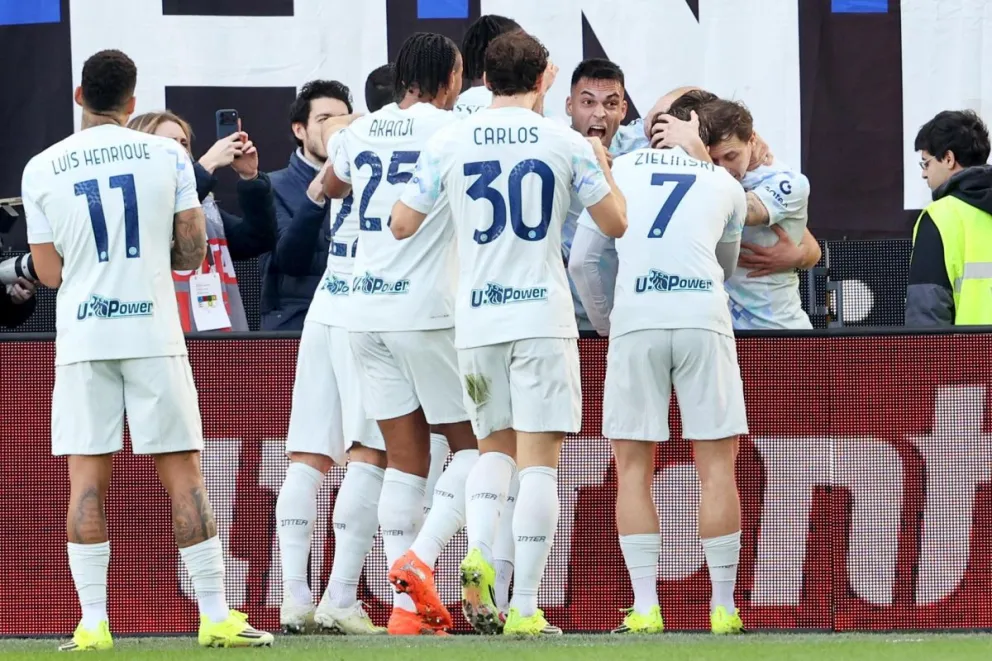 El jugador del Inter Lautaro Martinez (c) celebra el único gol del partido del Inter. Foto: EFE