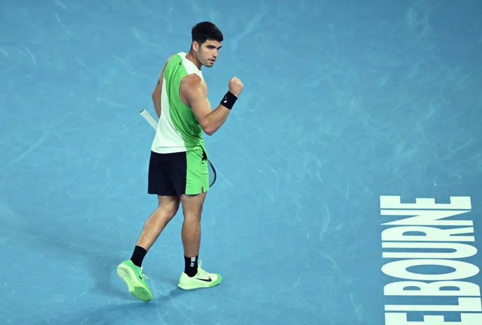 El tenista español Carlos Alcaraz en acción durante el partido del Abierto de Australia 2026 en el Melbourne Park. Foto: EFE