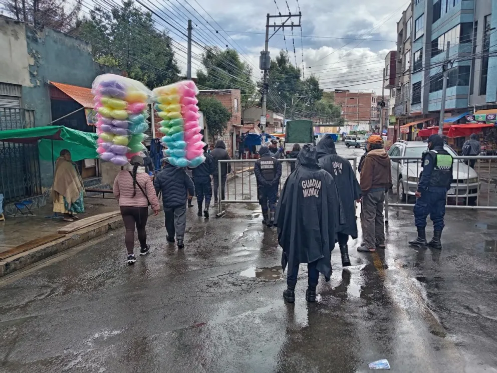 Personal de la Alcaldía durante los controles de este domingo. Fotos: GMALP