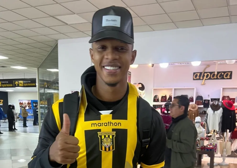 El colombiano Adrián Estacio con el pulgar derecho arriba, a su arribo al aeropuerto de El Alto. Crédito: Pepe Azeñas