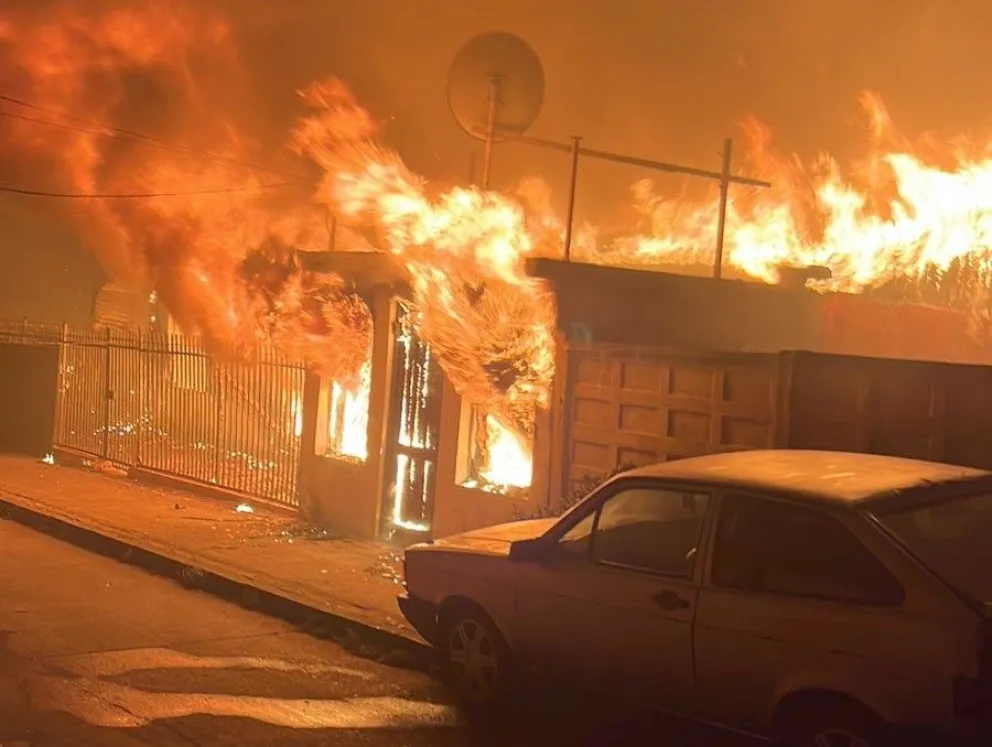 El fuego consumió todo a su paso, viviendas, vehículos, industrias, centros de salud. Fotos: @rgcqcl