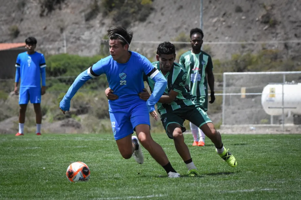 Galindo escapa a la marca de un rival en el juego amistoso. Foto: CB