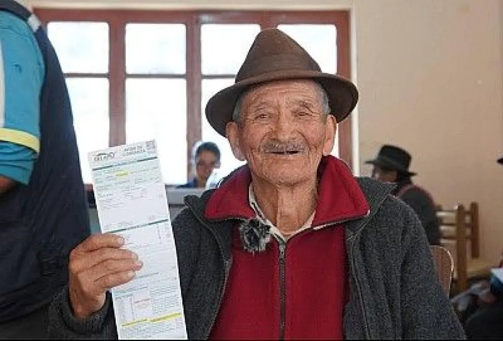 Una persona de la tercera edad con una factura de luz. Foto: BTV