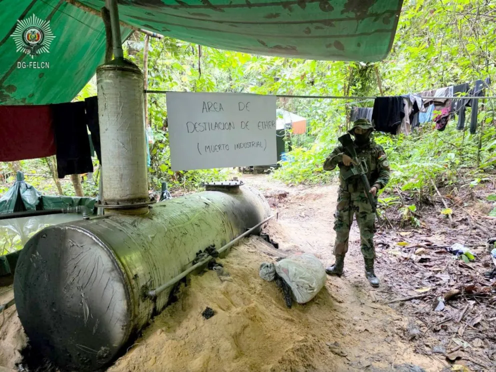 Un efectivo de la FELCN en una fábrica de drogas en el Chapare. Foto: FELCN