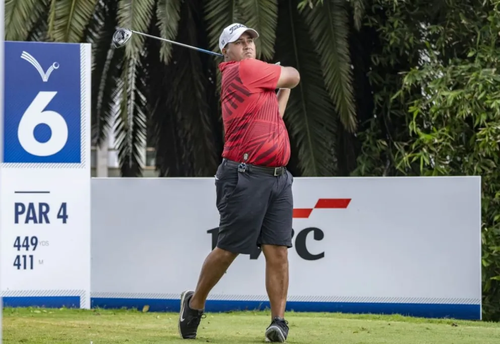 Flavio Sameja golpea la pelota durante la cuarta ronda del torneo en Lima. Crédito: LAAC