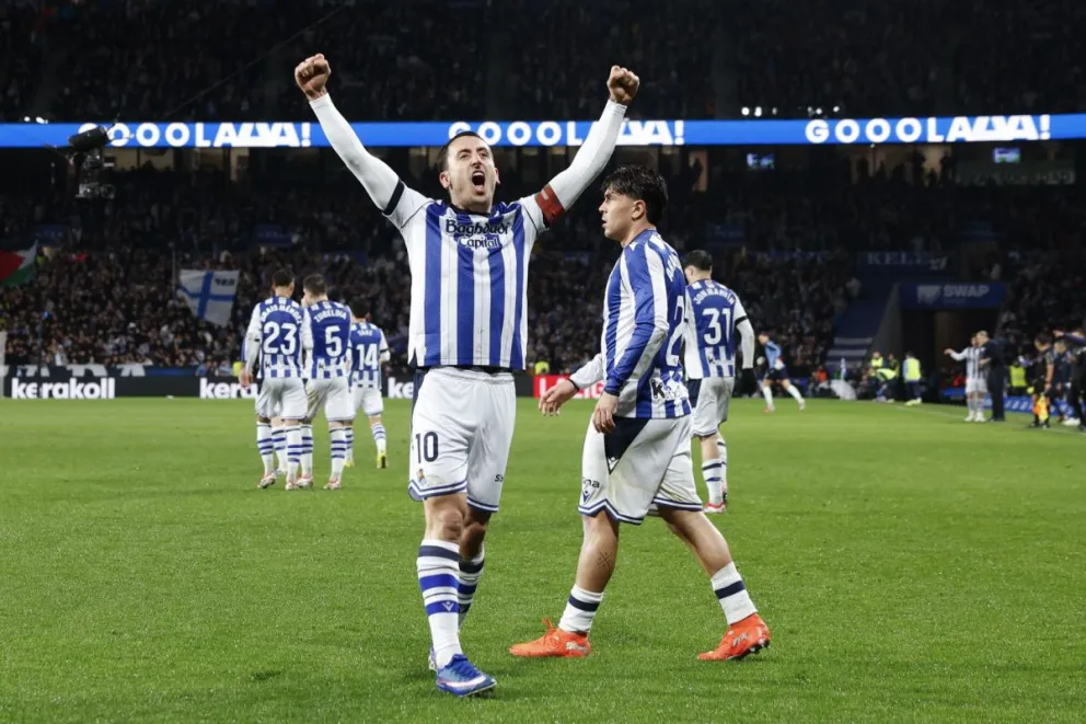 El delantero Mikel Oyarzabal celebra el primer gol de la Real Sociedad frente al Barcelona. Foto: EFE