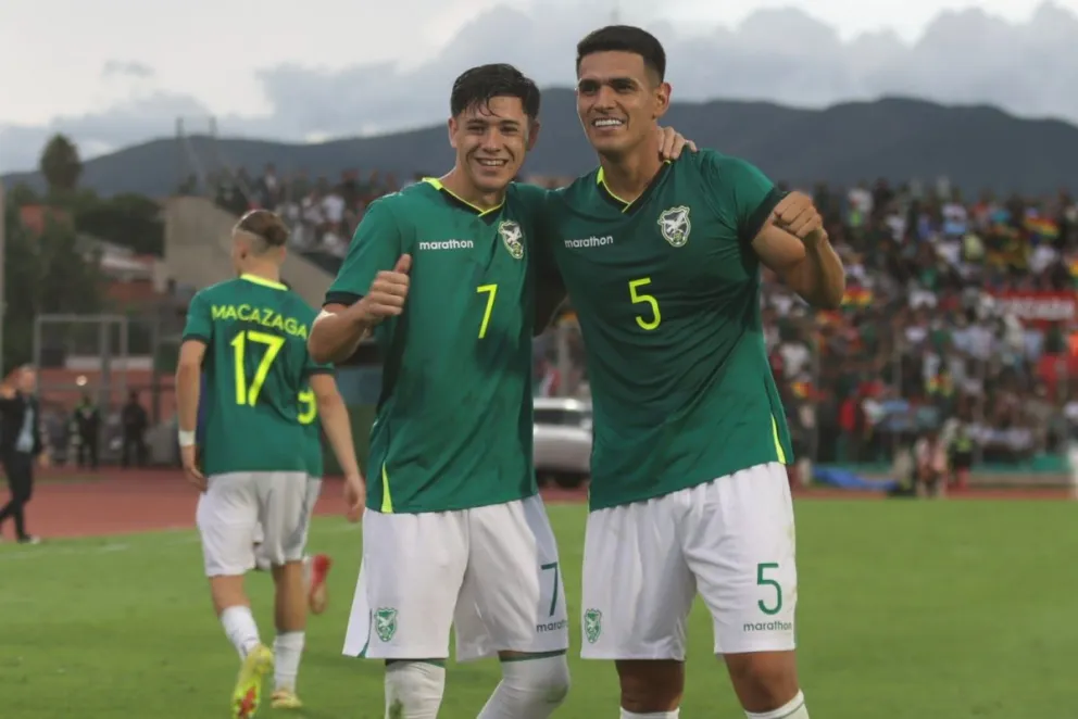 Máximo Mamani (7) y Richet Gómez (5) festejan el tanto de la igualdad de La Verde. Foto: APG