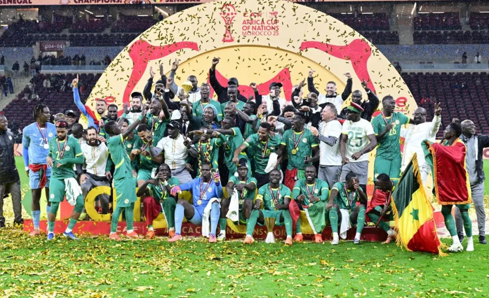 La selección senegalesa festeja con su trofeo de campeón. Foto: EFE.